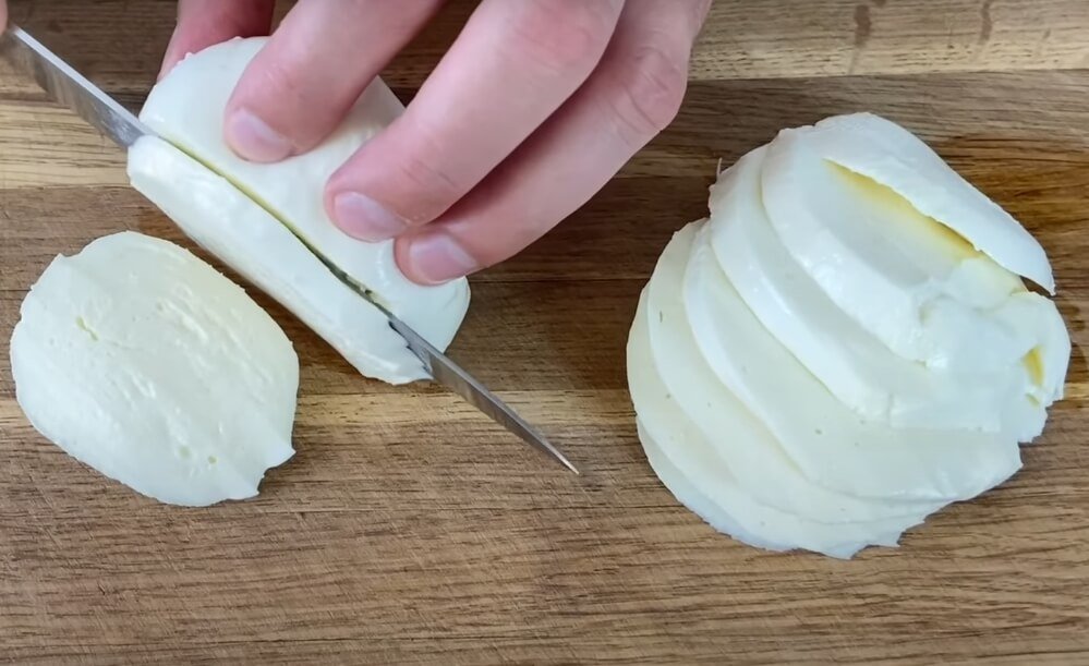 Caprese Salad recipe slice mozzarella