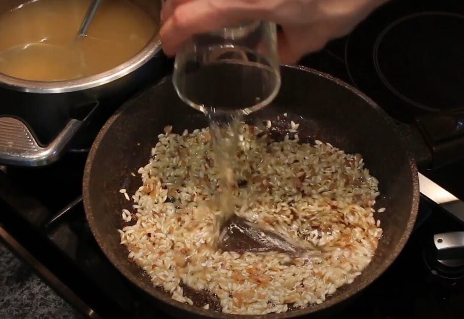 Classic Risotto Recipe pour wine