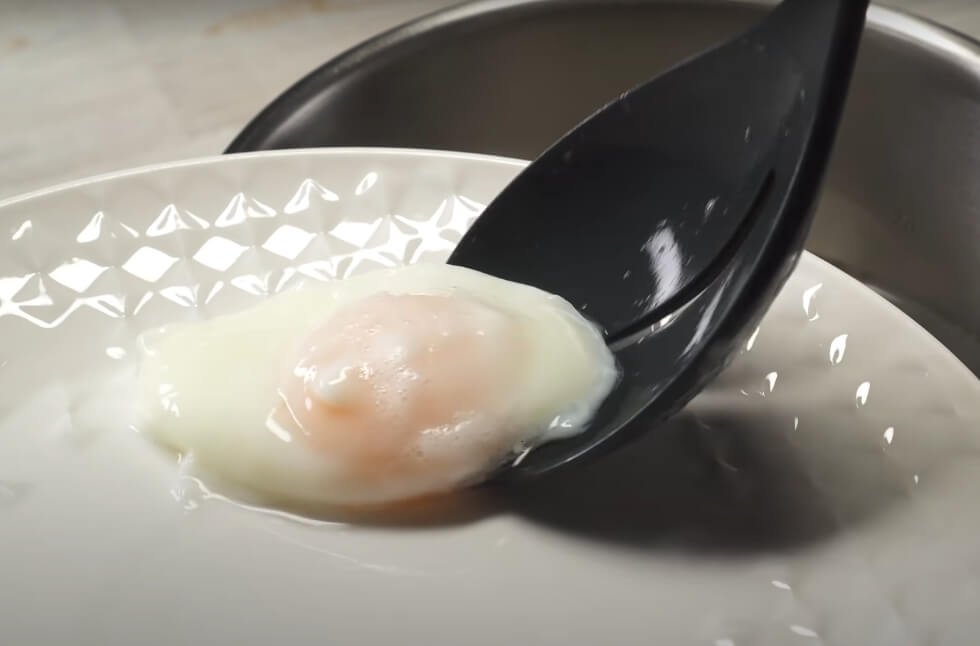 Eggs Benedict recipe cook eggs 3-4 minutes